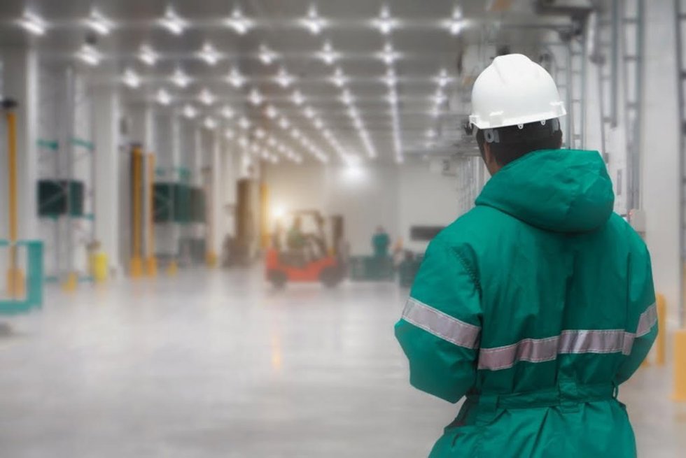 Archivo - Trabajador del sector del almacenamiento del frío.