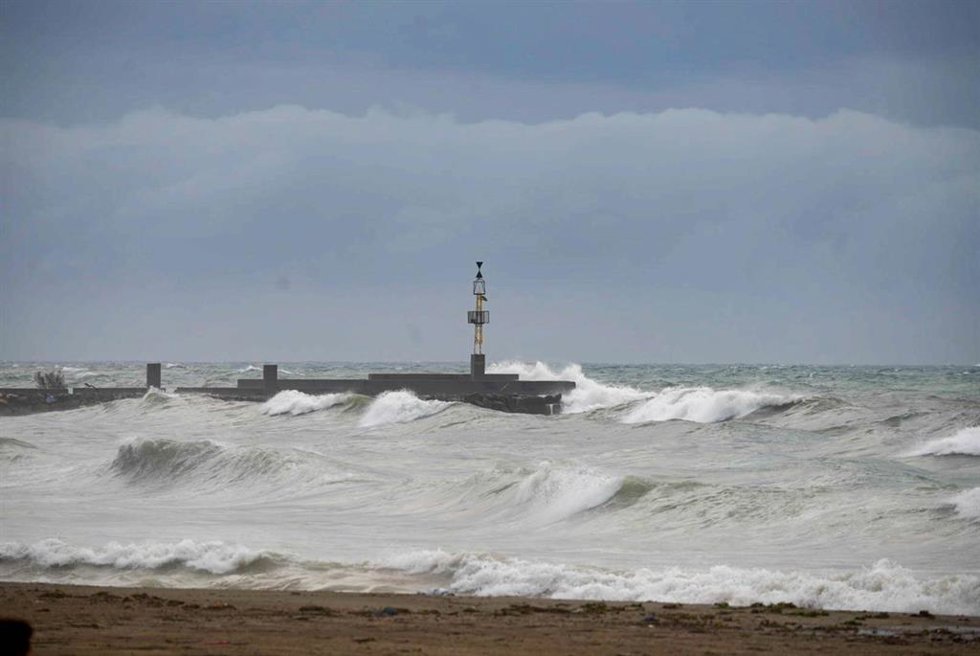 Archivo - Imagen de la costa de Almería capital presentando fuerte oleaje y viento debido al paso de la borrasca 'Kristin'. A 28 de enero de 2026, en Almería (Andalucía, España). 