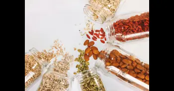 Ni en la bolsa ni en la encimera: cómo y dónde se deberían guardar los frutos secos para que no se queden rancios