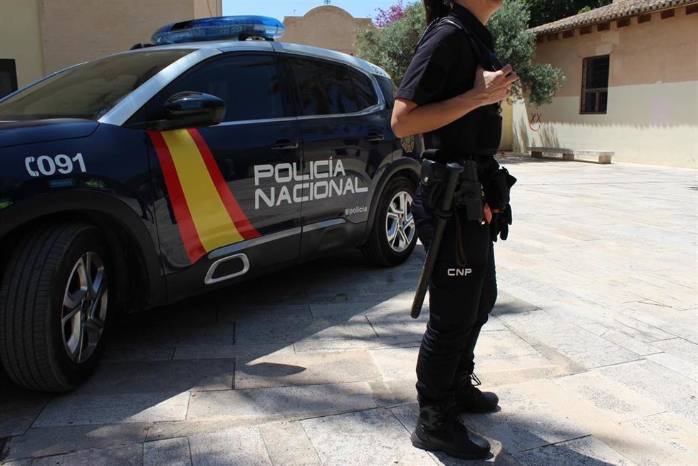 Archivo - Imagen de recurso de un agente y un vehículo de Policía Nacional