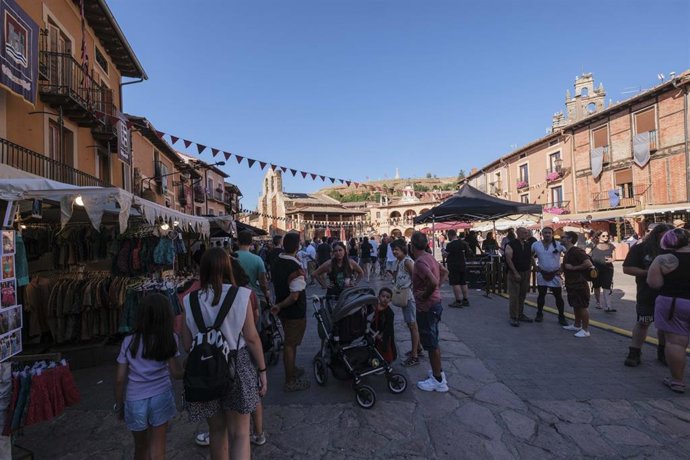 Archivo - Una feria en Segovia.