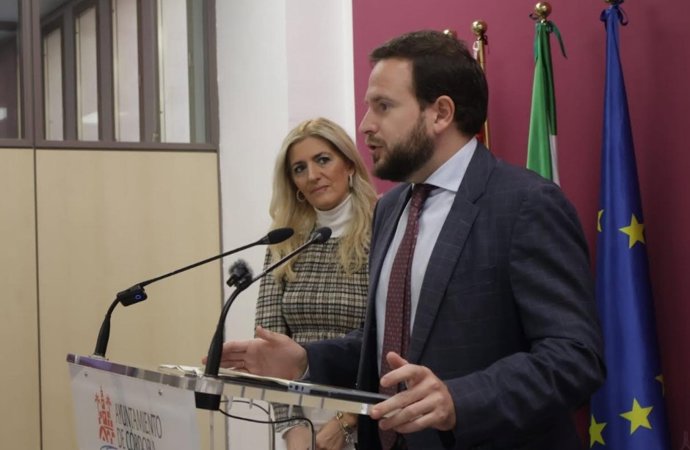 El delegado de Industria, Energía y Minas de la Junta en Córdoba, Agustín López, junto a la teniente de alcalde delegada de Transformación Digital en el Ayuntamiento de la capital cordobesa, Lourdes Morales.