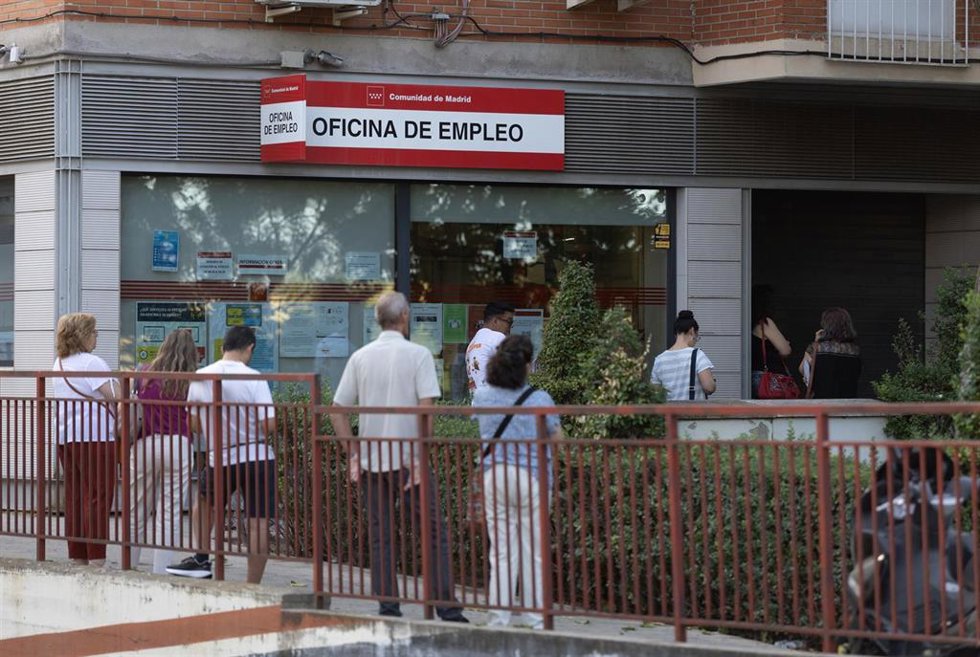 Archivo - Varias personas hacen cola en una oficina del SEPE.