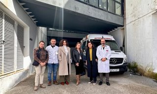 La delegada de Salud y Consumo de la Junta de Andalucía, María Jesús Botella (segunda por la dcha.), en su visita al centro de salud de Villaviciosa de Córdoba.