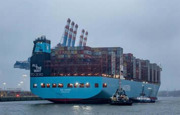 Archivo - 28 March 2024, Hamburg, Hsmburg: The world's first large methanol container ship, the "Ane Maersk" from shipping company Maersk, docks at the Eurogate container terminal in the Port of Hamburg. 