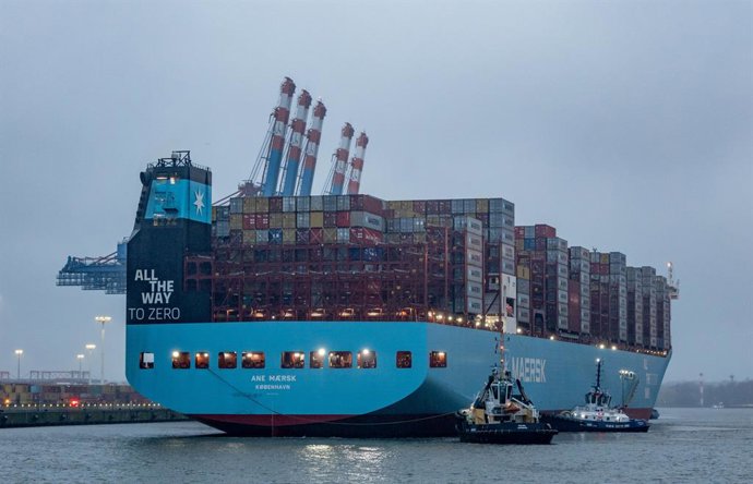 Archivo - 28 March 2024, Hamburg, Hsmburg: The world's first large methanol container ship, the "Ane Maersk" from shipping company Maersk, docks at the Eurogate container terminal in the Port of Hamburg. 