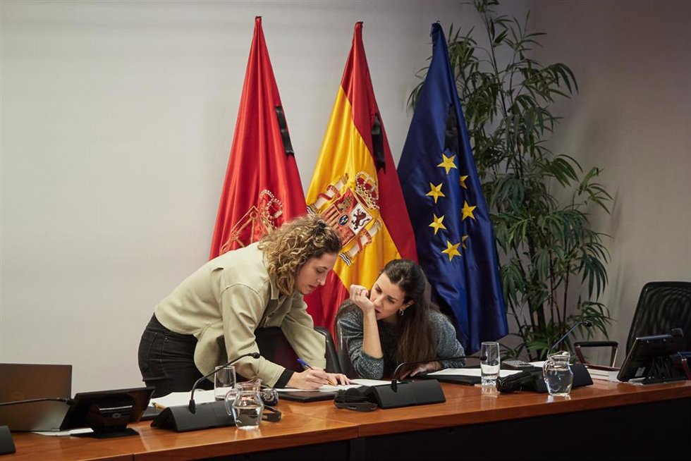 Archivo - La presidenta de la comisión de investigación del Parlamento de Navarra sobre adjudicaciones públicas, Irati Jiménez (i), junto a una letrada del Legislativo foral.