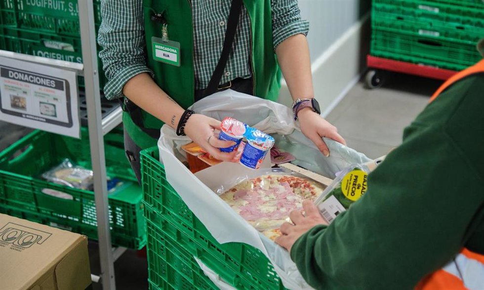 Trabajador de Mercadona prepara un carro de alimentos