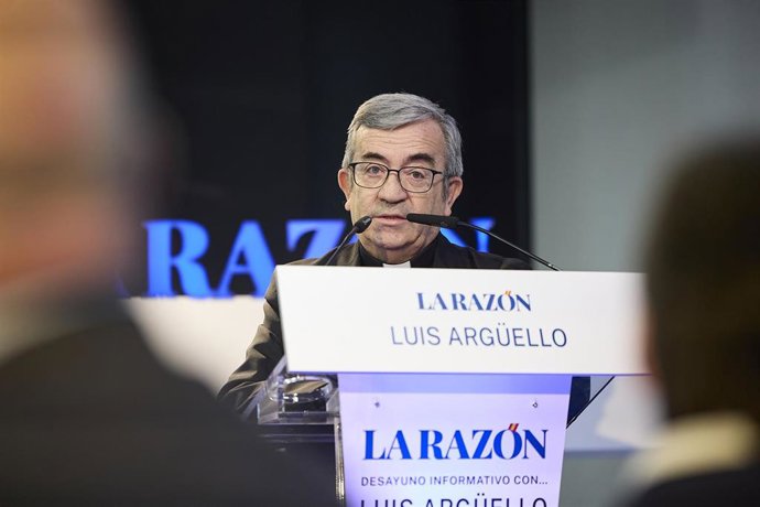 El arzobispo de Valladolid y presidente de la Conferencia Episcopal Española, Luis Argüello, durante un encuentro informativo de La Razón, a 3 de marzo de 2026, en Madrid (España).