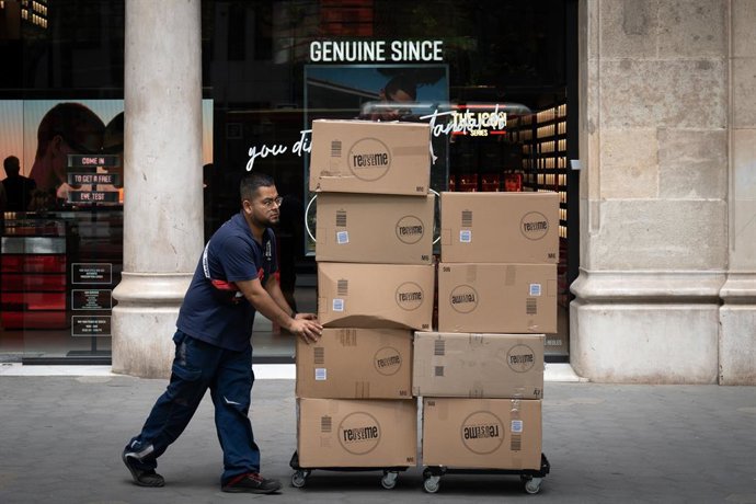 Archivo - Un repartidor amb un carretó