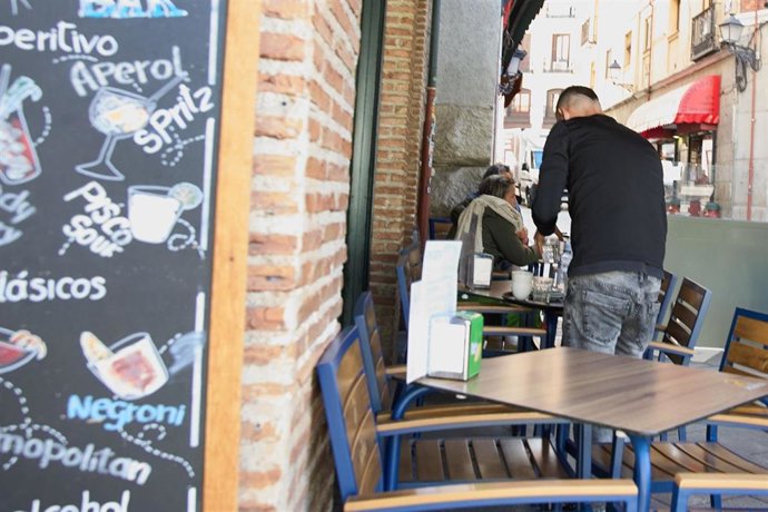 Archivo - Un camarero durante su jornada laboral, a 15 de abril de 2025, en Madrid (España). La Asociación de Hostelería de Madrid prevé un aumento del 3% del gasto en restauración durante Semana Santa, que ha destacado a la Comunidad como la cuarta regió