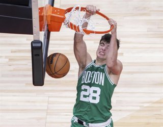 Archivo - El jugador de baloncesto español Hugo González (Boston Celtics), ante los Toronto Raptors en la NBA.
