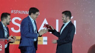 El CEO de Roams, Eduardo Delgado, recogiendo el premio de manos del ministro Oscar Lop