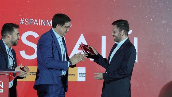 El CEO de Roams, Eduardo Delgado, recogiendo el premio de manos del ministro Oscar Lop