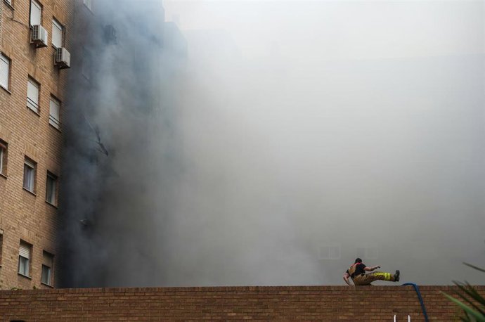 Archivo - Humareda ocasionada por el fuego en una viivienda