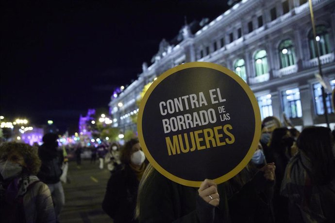 Archivo - Una pancarta en una manifestación convocada por Movimiento Feminista contra la violencia machista, a 25 de noviembre de 2021, en Madrid, (España). 