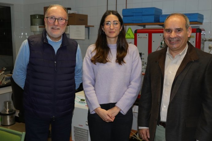 La investigadora Ágata González junto a José Ramón Jiménez y José María Fernández en la Escuela Politécnica Superior de Belmez.