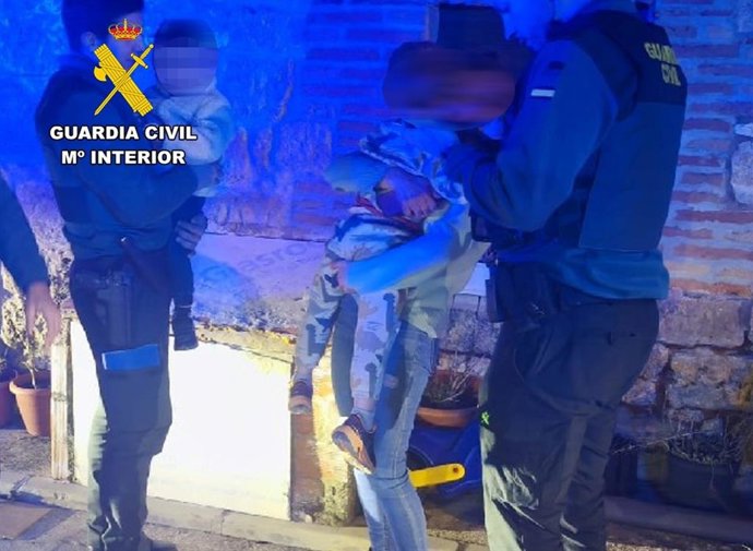 Momento en el que el niño es entregado a sus padres tras ser localizado.