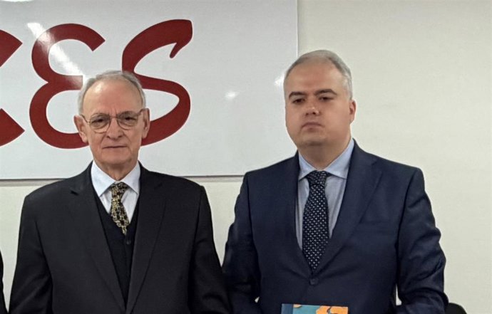 Archivo - El presidente del Consejo Económico y Social de España, Antón Costas; y el secretario general de la Consejería de Política Social, Familias e Igualdad, Nicolás Gonzálvez