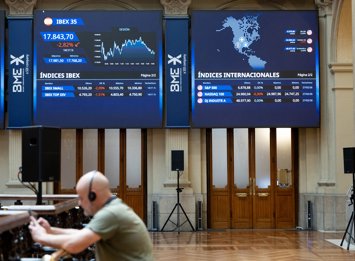 Paneles informativos en el Palacio de la Bolsa de Madrid, a 2 de marzo de 2026, en Madrid (España). El Ibex 35 perdía un 2,25% al mediodía de hoy hasta los 17.947,5 enteros, si bien moderaba ligeramente la caída de la apertura, cuando descendía un 2,9%.