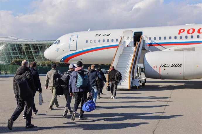 Ciudadanos rusos regresan de Irán.