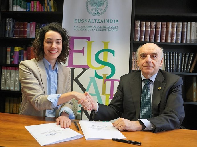 Itziar Cortes Elhuyarren aldi baterako koordinatzaile nagusia eta Andres Urrutia euskaltzainburua