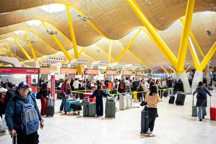 Archivo - Viajeros en el Aeropuerto Adolfo Suárez Madrid-Barajas.