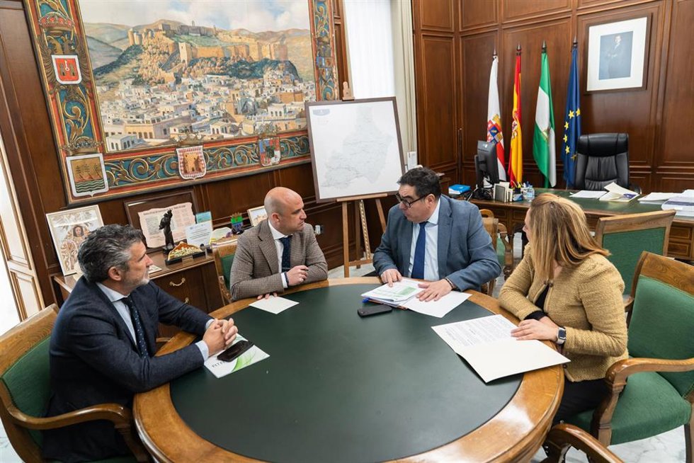 El presidente de la Diputación de Almería, José Antonio García Alcaina, durante el encuentro con responsables de ATA.