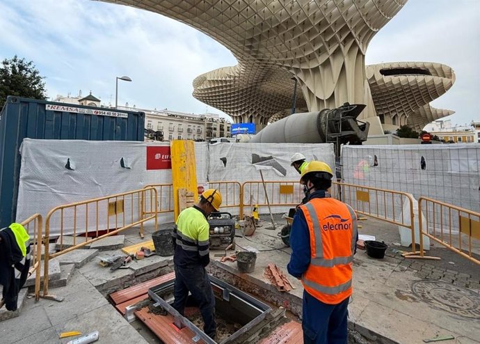 Trabajos en el entorno de la calle Imagen, junto a las Setas de la Encarnación, para reforzar la red de baja tensión.