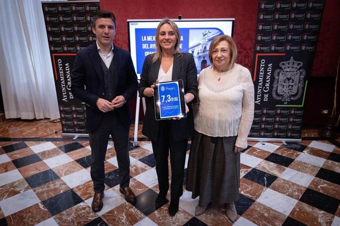 La alcaldesa de Granada, Marifrán Carazo, flanqueada por los concejales de Presidencia y de Economía, Jorge Saavedra y Rosario Pallarés