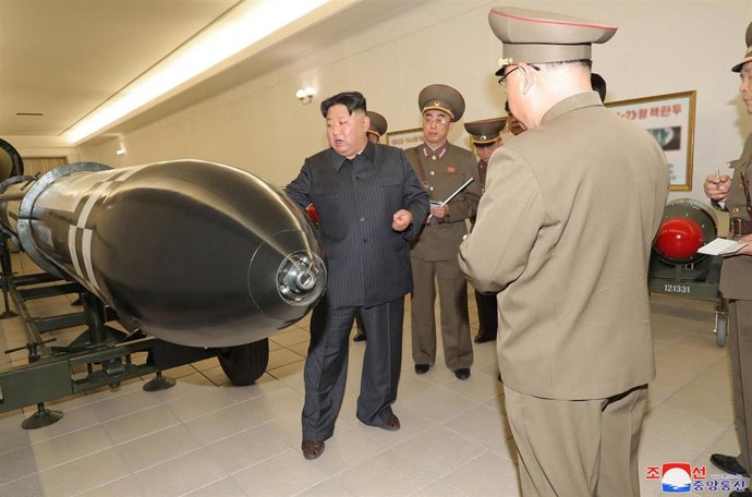Archivo - El líder norcoreano, Kim Jong Un, a la izquierda, inspecciona un proyecto de armamento nuclear en un lugar desconocido en Corea del Norte.