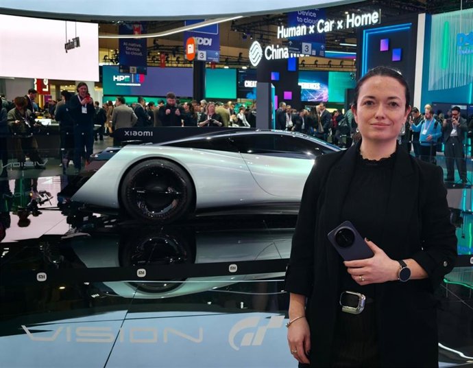 Nelly de Navia, Marketing Manager de Xiaomi Iberia, junto al nuevo coche Vision GT de Xiaomi en el MWC 2026.