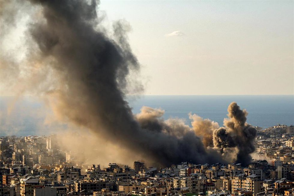 Columna de humo tras un bombardeo del Ejército de Israel contra la capital de Líbano, Beirut (archivo)
