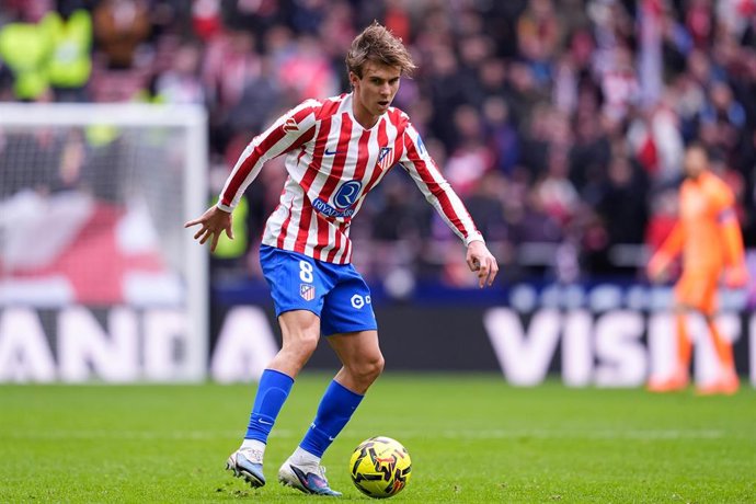 Archivo - Arquivo - Pablo Barrios, do Atlético de Madrid, controla a bola durante a partida de futebol da Liga Espanhola, LaLiga EA Sports, disputada entre o Atlético de Madrid e o RCD Mallorca no estádio Riyadh Air Metropolitano, em 25 de janeiro de 2026