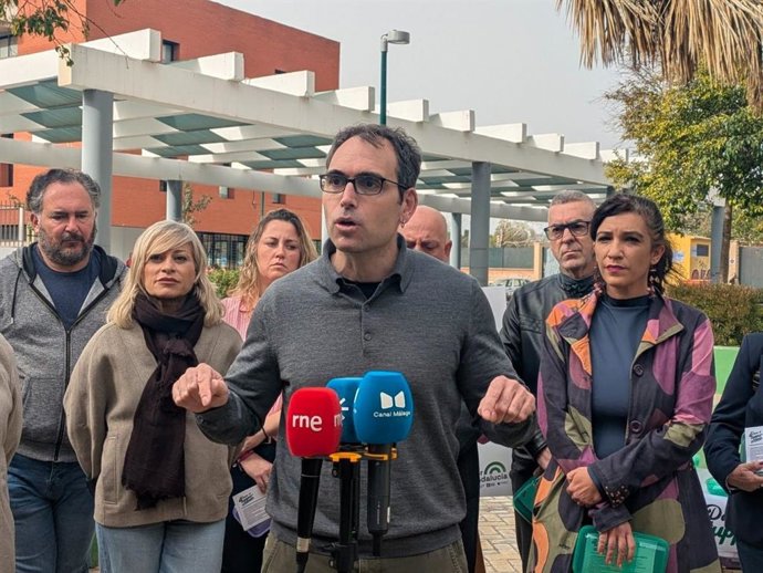 El coordinador regional de IU Andalucía y diputado en el Congreso por Sumar, Toni Valero, en rueda de prensa.