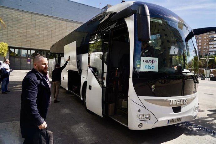 Pasajeros de la línea de alta velocidad Madrid-Málaga llegando a la capital malagueña en autobús desde Antequera, tramo, este último, que permanece inoperativo por daños en la infraestructura por el temporal