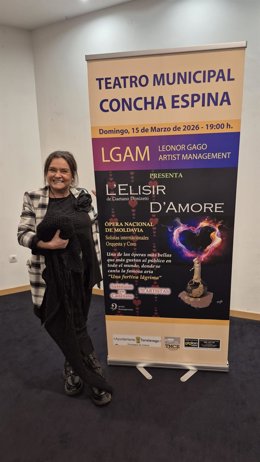 La concejal de Cultura, Esther Vélez, con el cartel de la ópera