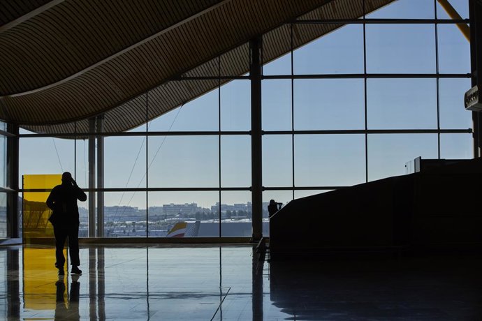 Archivo - Un pasajero camina por las instalaciones de la Terminal 4 del aeropuerto Madrid-Barajas Adolfo Suárez, en Madrid (España), a 12 de enero de 2021. Las conexiones del aeropuerto Madrid-Barajas Adolfo Suárez siguen este martes sufriendo cancelacion