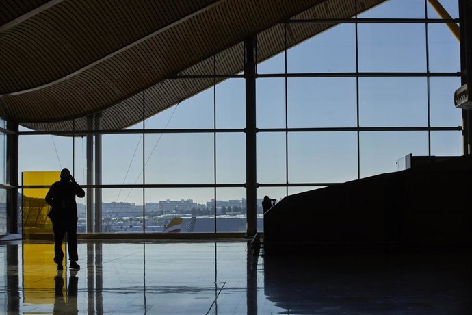 Archivo - Un pasajero camina por las instalaciones de la Terminal 4 del aeropuerto Madrid-Barajas Adolfo Suárez.