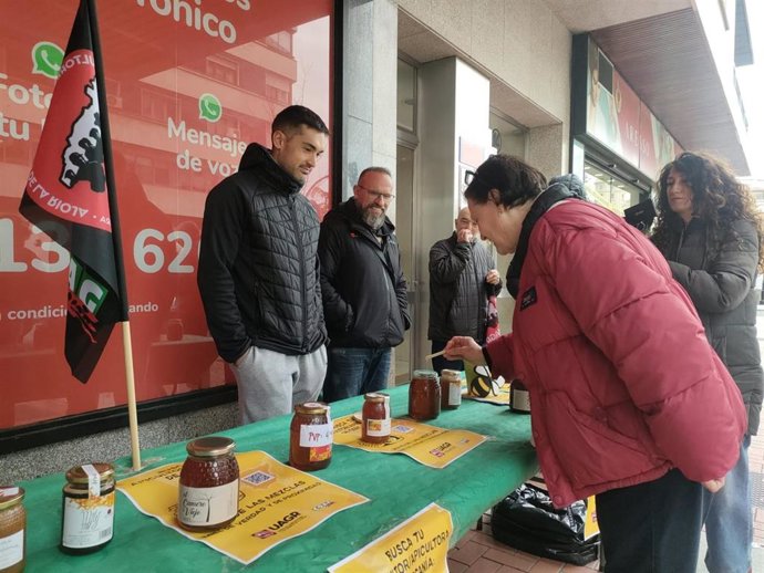 Cata reivindicativa de los apicultores de UAGR en Logroño