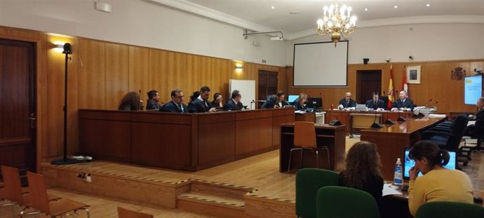 Cuatro de los cinco acusados y sus defensas durante la vista en la Audiencia de Valladolid que ha tenido que ser suspendida este martes ante la incomparecencia de la presunta cabecilla.