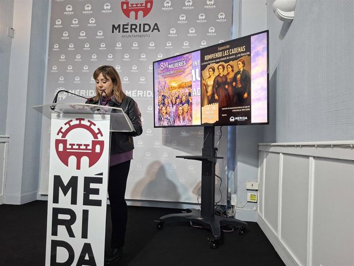 La delegada de Igualdad del Ayuntamiento de Mérida, Ana Aragoneses, presenta una campaña institucional con motivo del 8M de 2026