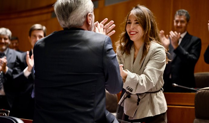El líder del Partido Popular en Aragón, Jorge Azcón, felicita a la diputada del PP María Navarro tras ser elegida presidenta de las Cortes de Aragón, durante el pleno constitutivo de la XII legislatura de las Cortes de Aragón, a 3 de marzo de 2026, en 