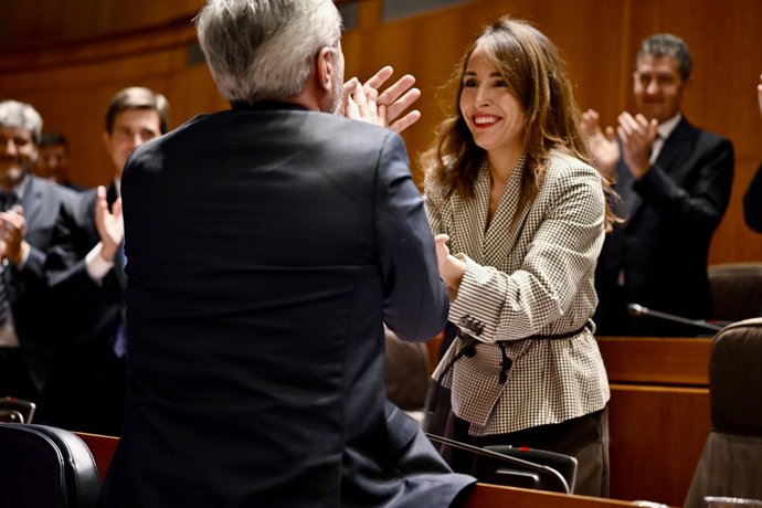 El líder del Partido Popular en Aragón, Jorge Azcón, felicita a la diputada del PP María Navarro tras ser elegida presidenta de las Cortes de Aragón, durante el pleno constitutivo de la XII legislatura de las Cortes de Aragón, a 3 de marzo de 2026, en 