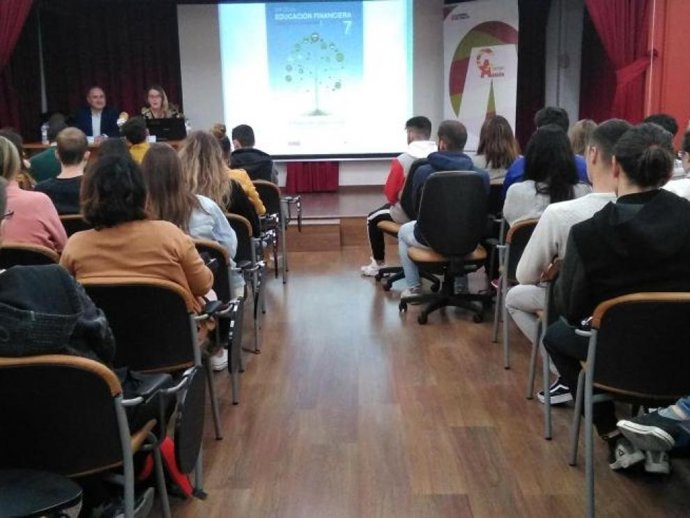 Alumnos de 4º de la ESO de 25 centros educativos de Aragón se formarán en cultura financiera básica