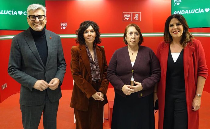 El secretario general del PSOE de Málaga, Josele Aguilar; la portavoz adjunta del grupo socialista en el Parlamento, Ángeles Férriz; la portavoz de Salud en la Cámara andaluza, Ángeles Prieto; y la secretaria de Salud del PSOE de Málaga, Carmen Martín