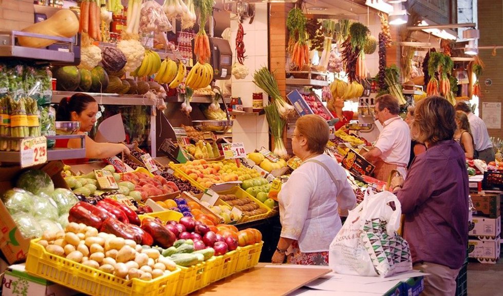 Archivo - Puesto de frutas en un mercado de abastos.