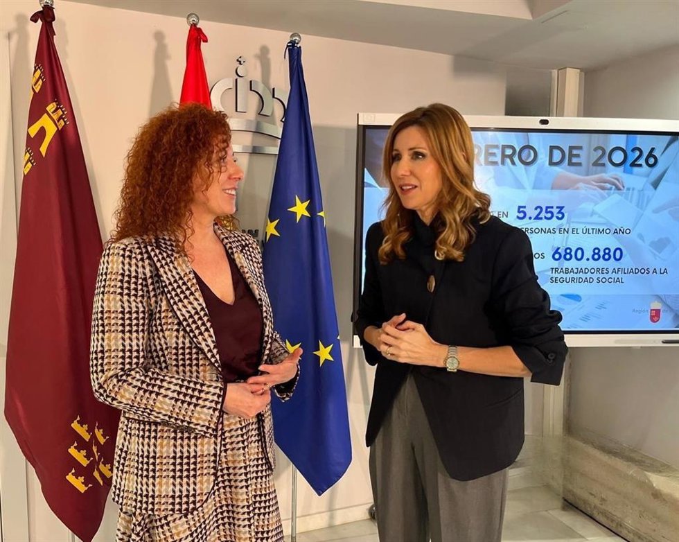 La consejera de Empresa, Empleo y Economía Social, Marisa López Aragón junto a la directora general del SEF, Pilar Valero