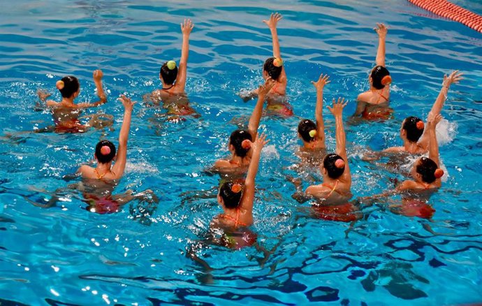 Clase de natación artística.