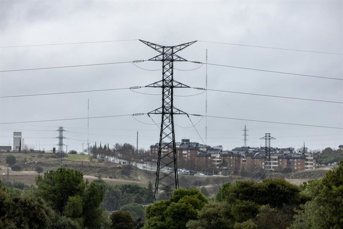 Una torre eléctrica, a 6 de febrero de 2026, en Madrid (España) La demanda de electricidad en España creció "poco más del 3%" en 2025, tras un incremento del 2,3% en 2024, mientras que la Agencia Internacional de la Energía (AIE) anticipa un aumento prome
